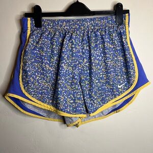 Nike Women's Blue and Yellow Patterned Athletic Shorts large